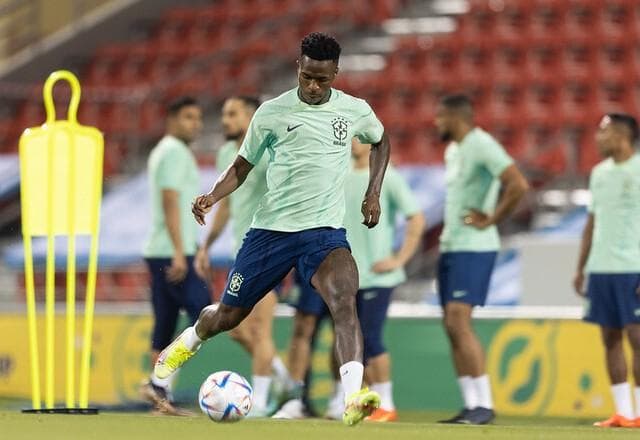Brasil estreia na Copa do Mundo com quatro atacantes; veja escalação