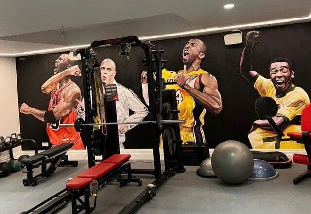 Academia de Vinícius Júnior tem desenhos de Pelé, Ronaldo, Kobe e Jordan
