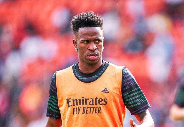 Vítima de racismo de novo, Vini Júnior protesta: "Não é futebol, é La Liga"