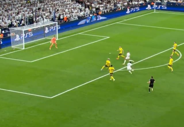 Golaço! Vini Jr arranca e marca quarto do Real Madrid contra Borussia Dortmund