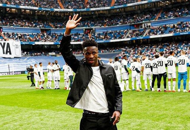 Vinícius Júnior é homenageado em jogo do Real Madrid