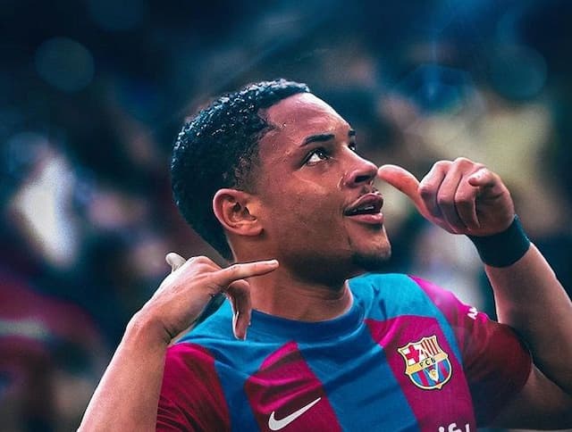 Vitor Roque embarca para Espanha rumo ao Barcelona