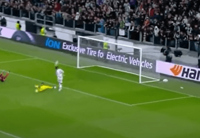 INACREDITÁVEL! Vlahovic perde gol sem goleiro contra o Sevilla