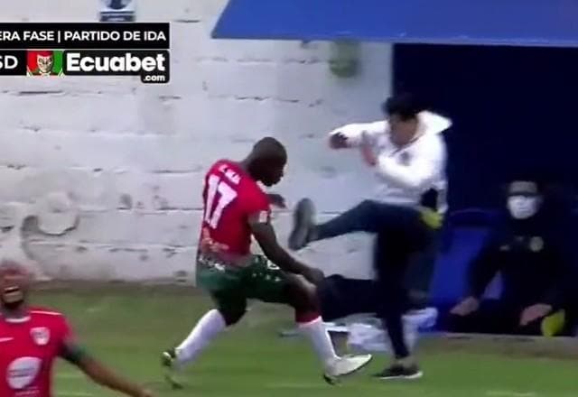Meteu essa? Técnico acerta voadora em adversário no Equador