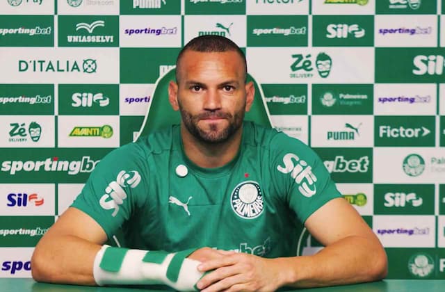 Palmeiras confirma lesão de Weverton, que não enfrenta o Flamengo