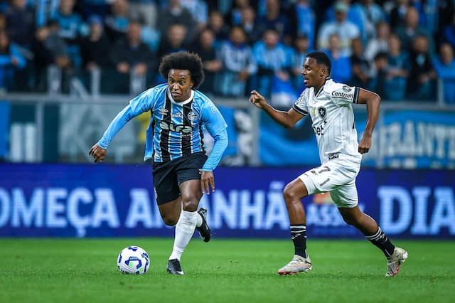 Willian melhora ataque do Grêmio e recebe cuidado especial