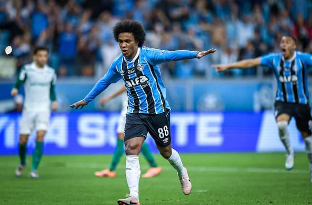 Com desconforto muscular, Willian vira preocupação no Grêmio