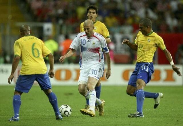 Zidane afirma ter jogado lesionado contra o Brasil na Copa de 2006