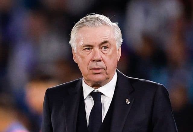 Torcida homenageia Ancelotti, que pode deixar o Real Madrid ao fim da temporada