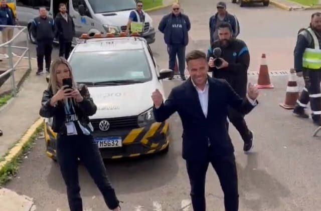 Arthur chega a Porto Alegre com festa da torcida do Grêmio