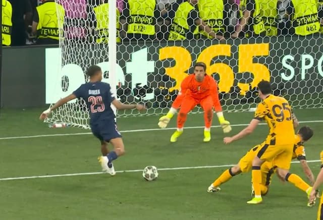 Seria um gol de placa! Barcola quase marca golaço para PSG