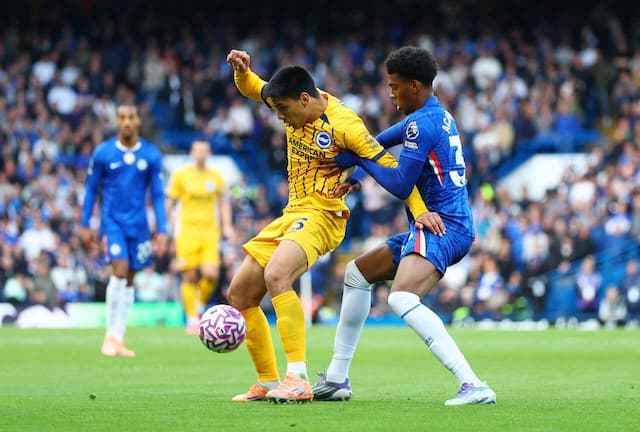 Chelsea sofre virada após expulsão e perde para o Brighton em Londres