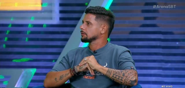 Cicinho admite frustração com Neymar: "Ao invés de focar. expõe a vida"