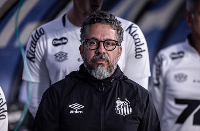 Cléber Xavier valoriza reação do Santos e evita falar em pressão após vitória