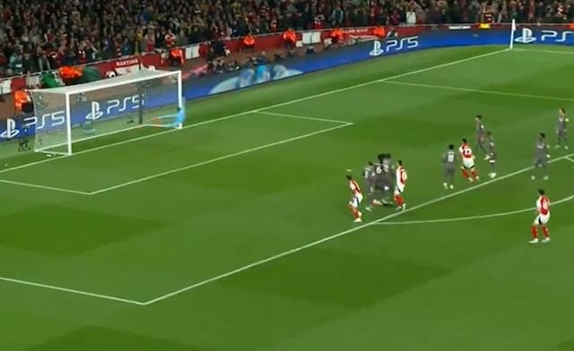 GOLAÇO DE FALTA! Rice acerta chute perfeito e amplia para o Arsenal