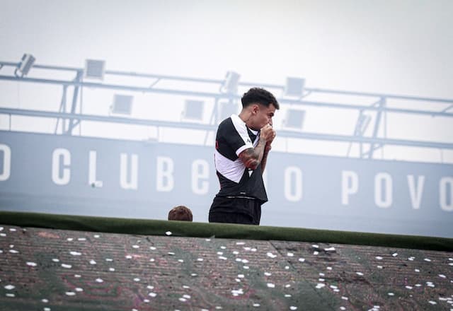 Recuperação evolui, e Coutinho pode voltar ao time do Vasco contra o Athletico-PR