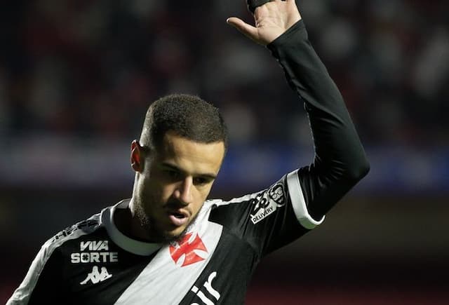 Coutinho sente incômodo na panturrilha esquerda e desfalcará Vasco na Sul-Americana
