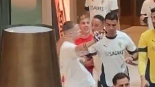 Vídeo: Cristiano Ronaldo empurra torcedor no hotel da seleção portuguesa