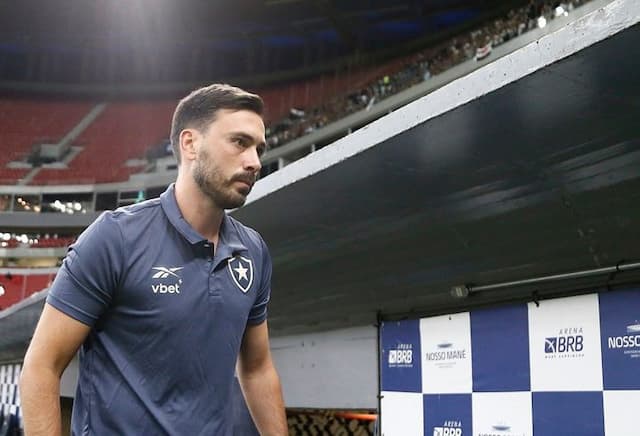Botafogo vence Vasco em estreia do técnico Davide Ancelotti e se aproxima do G4