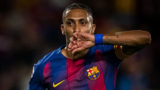 Com dois do "reserva" Raphinha, Barcelona atropela Valencia 