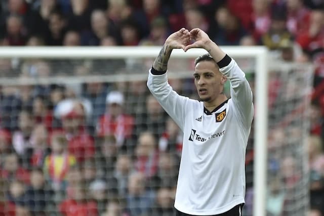 Técnico do United comenta má fase de Antony após acusação de agressão