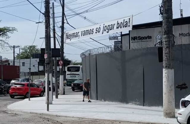 Faixa com cobrança a Neymar é colocada em frente ao CT do Santos