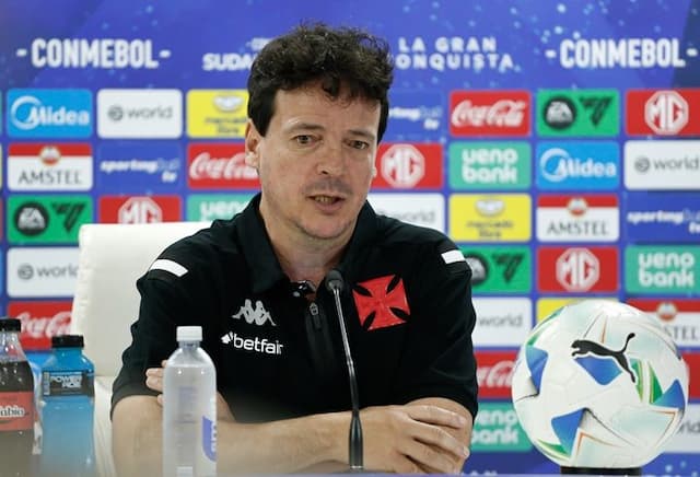 Após sofrer goleada, Diniz cita dificuldade financeira do Vasco, mas pede reforços