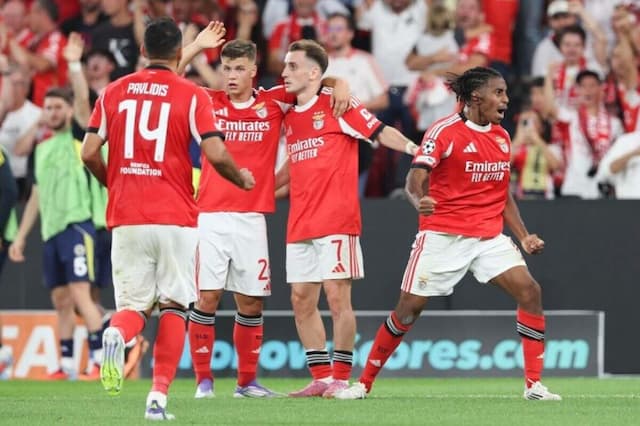 Benfica confirma favoritismo, bate Fenerbahçe e está na fase de liga da Champions