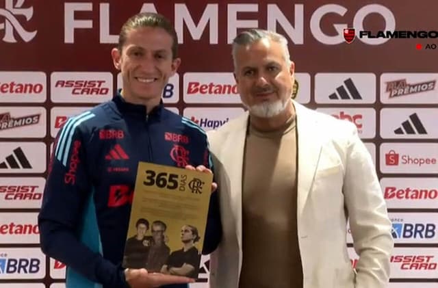 Filipe Luís celebra um ano como técnico do Flamengo: "Espero ficar por muito tempo"