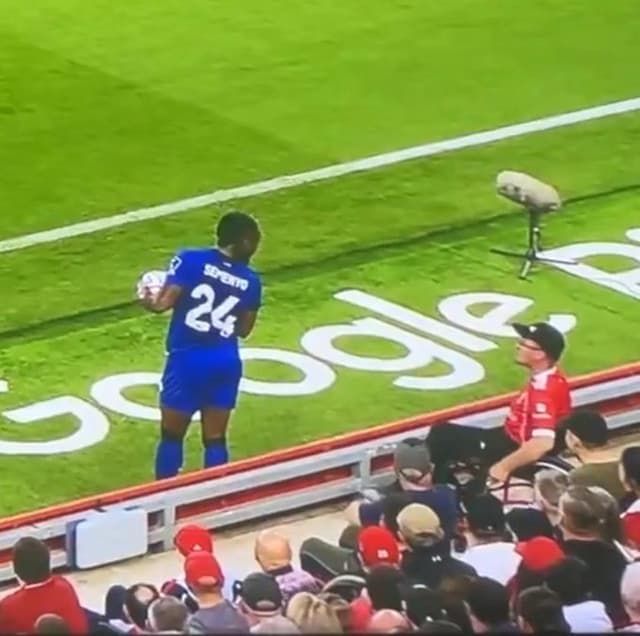 Polícia prende torcedor que cometeu racismo em jogo do Liverpool