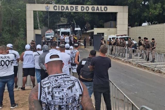 Torcida do Atlético cobra jogadores antes de jogo decisivo na Sul-Americana