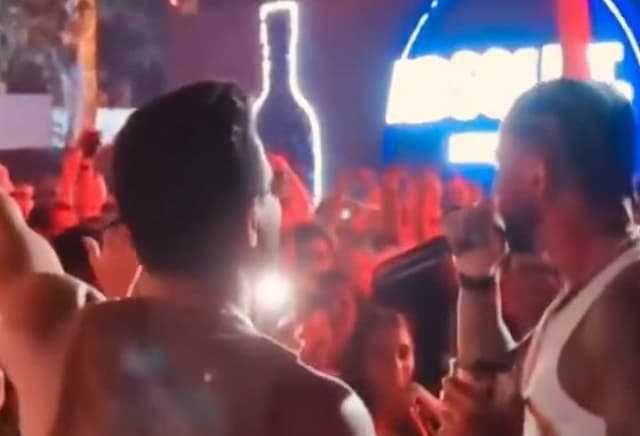 Gabigol canta música da torcida do Flamengo durante festa no Rio de Janeiro
