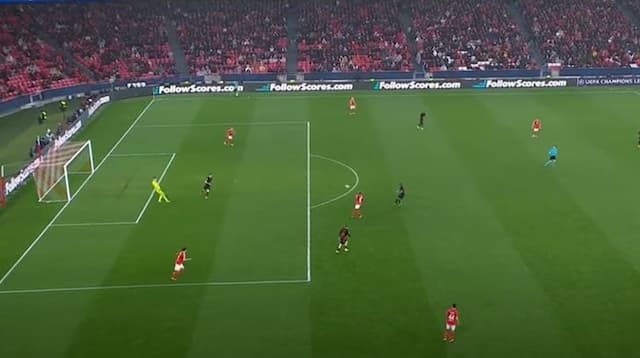 Gol bizarro! Trubin dá chutão, bola acerta a cabeça de Raphinha e morre no fundo da rede