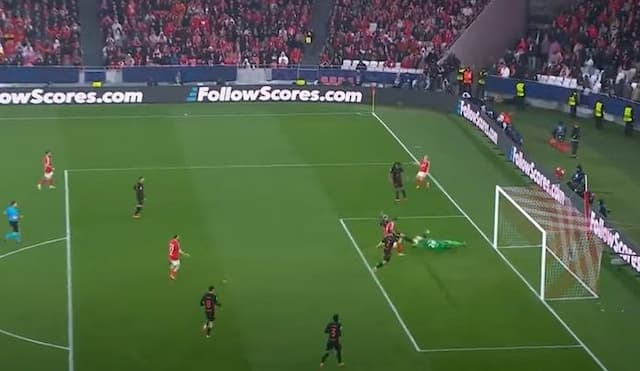 Gol contra! Schjelderup cruza pela esquerda, e Ronald Araújo desvia contra o próprio gol