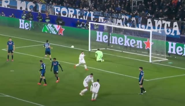 Bellingham amplia para o Real Madrid após passe açucarado de Vini Jr