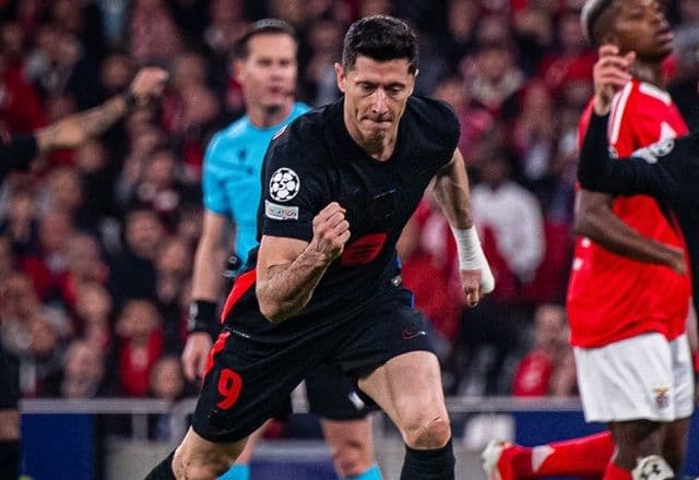Lewandowski converte pênalti com categoria e diminui para o Barcelona