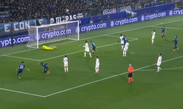Lookman supera Courtois com chute rasteiro e diminui para a Atalanta
