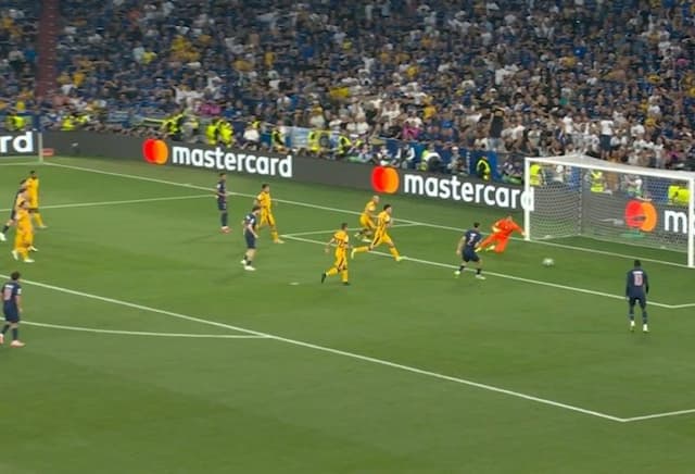 PSG abre o placar! Hakimi recebe livre na pequena área e marca na final da Champions