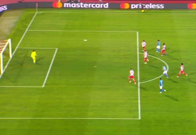 Golaço! João chuta de longe e abre placar para o Pafos com menos de um minuto