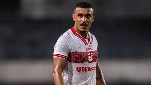 Pottker responde Fagner: "Já quebrou perna de jogador"