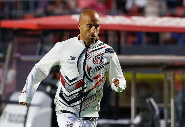 Lucas retira fibrose do joelho e mantém prazo para retorno aos gramados