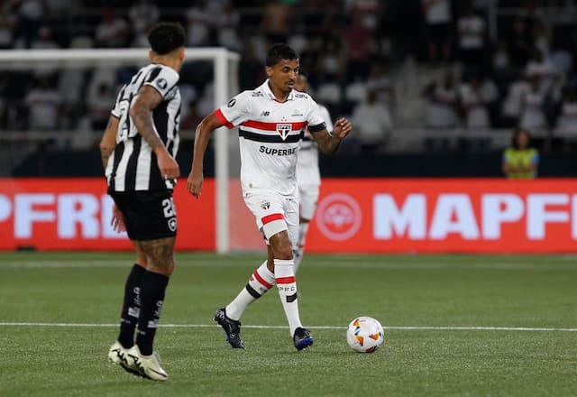 Luiz Gustavo vê empate com Botafogo como positivo, e projeta São Paulo forte no jogo de volta