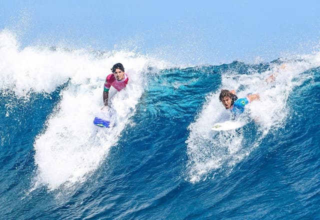 Gabriel Medina vence João Chianca e avança às semifinais do surfe