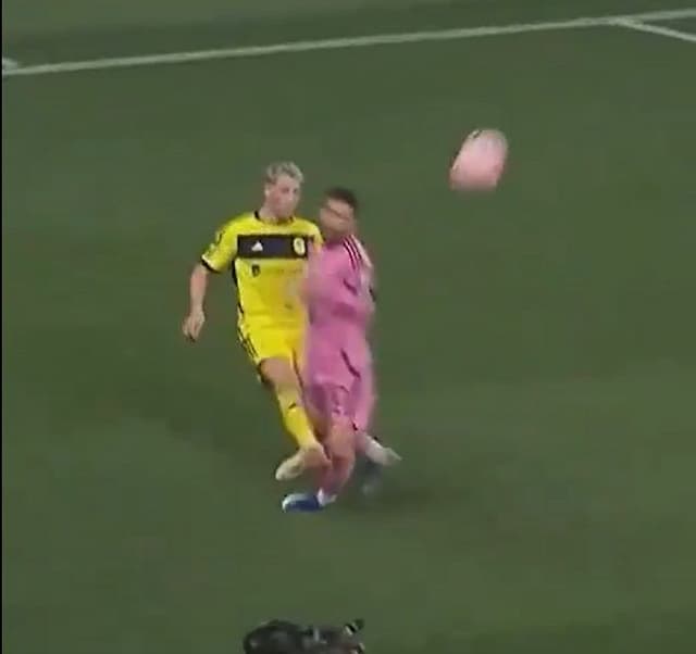 	Messi sofre falta dura na Concachampions e quase tem a perna quebrada