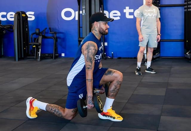 Jorge Jesus prega cautela com Neymar e mira retorno em 2025