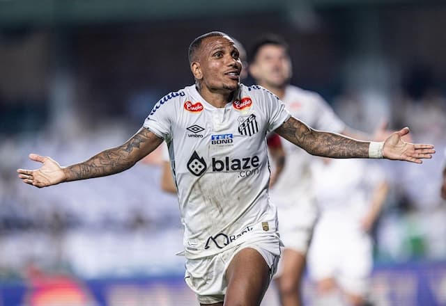 Santos vence Coritiba e garante retorno antecipado à Série A do Campeonato Brasileiro