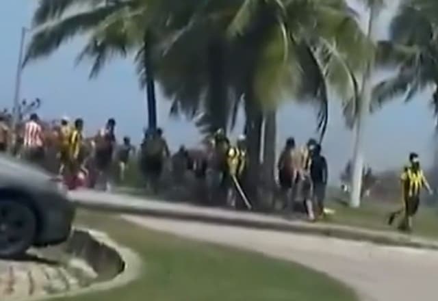 Torcedores do Peñarol entram em confronto com a PM antes de jogo com Botafogo