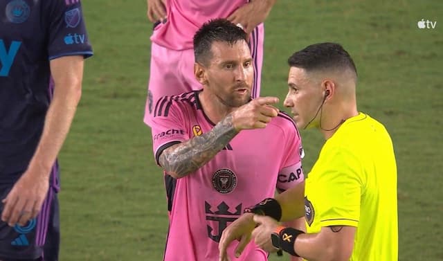 Messi perde a cabeça com o árbitro por pênalti não marcado: "Filho da p..."