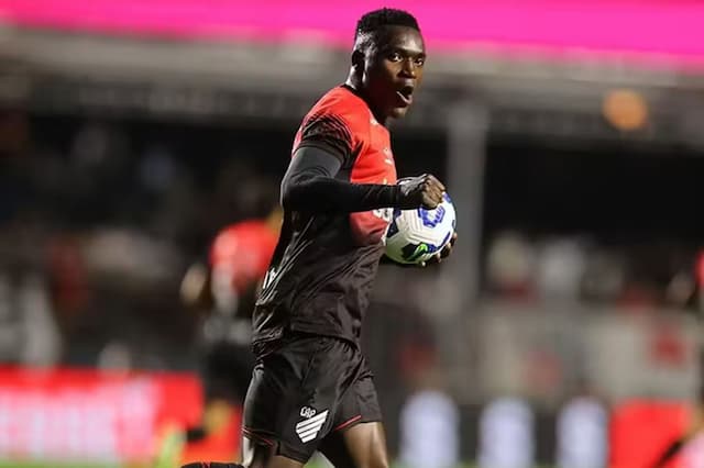 Athletico recusa quase R$ 90 milhões por Viveiros; Fla e Corinthians de olho