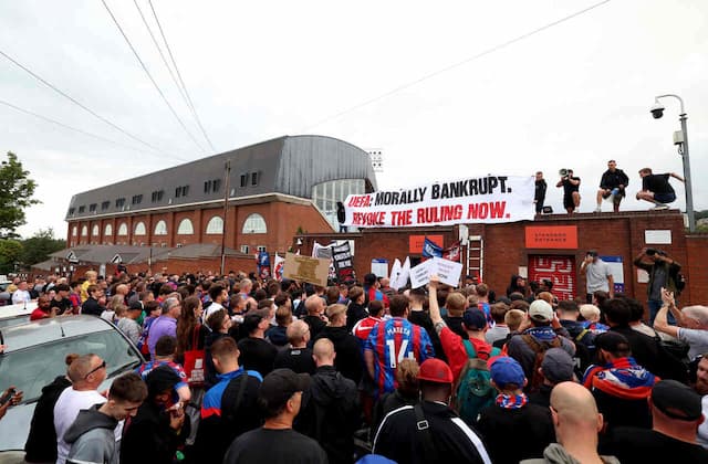 Textor finaliza venda de ações do Crystal Palace para bilionário Woody Johnson